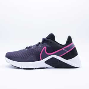 Tenis Nike Legend Essential 2 para mujer en color negro con detalles en rosa intenso y suela blanca, calzado de entrenamiento con malla transpirable y refuerzos laterales.
