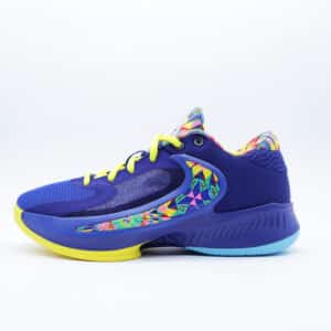 Tenis Nike Zoom Freak 4 para hombre y mujer en tonos azul con detalles geométricos multicolor y suela amarilla, calzado de básquetbol con diseño técnico y amortiguación avanzada.