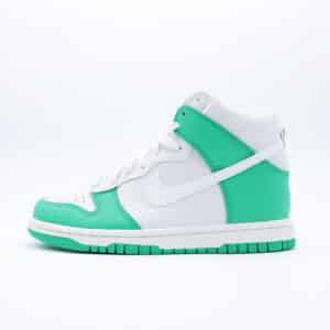 Tenis Nike Dunk High para hombre y mujer en blanco y verde vibrante, diseño de corte alto en cuero con suela de goma a tono.