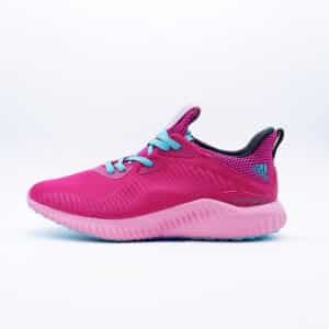 Tenis Adidas Alphabounce para mujer. Silueta de running y entrenamiento en malla rosa brillante con mediasuela Bounce dinámica y cordones celestes.