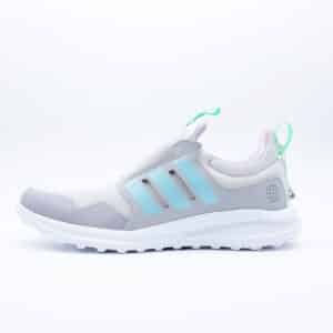 Tenis Adidas Activeride Slip-On infantiles unisex. Silueta deportiva ligera gris con las tres franjas azul aqua, tiradores verdes y suela blanca.