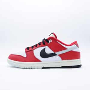 Tenis Nike Dunk Low Chicago Split para hombre en colores rojo, blanco y negro, calzado deportivo de diseño asimétrico con detalles de estilo vintage y suela bicolor.