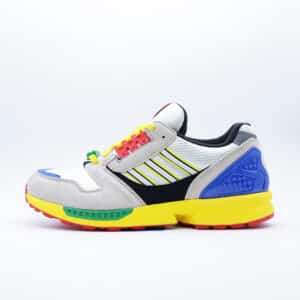 Tenis Adidas ZX 8000 Lego unisex. Silueta retro de running multicolor que rinde homenaje a los bloques LEGO con detalles texturizados y placa en las agujetas.