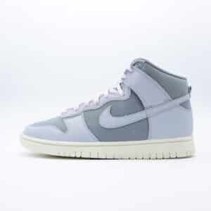Tenis Nike Dunk High para hombre y mujer en color gris con agujetas rosas, calzado deportivo tipo bota con diseño clásico de paneles y suela de color hueso.