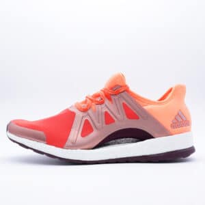 Tenis Adidas Pure Boost Xpose para mujer. Silueta de running en malla negra con arco flotante revolucionario y mediasuela de amortiguación Boost blanca.