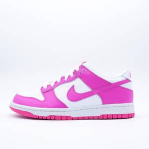 Tenis Nike Dunk Low para mujer, en combinación de blanco y rosa intenso. Diseño fabricado en cuero con suela de goma.