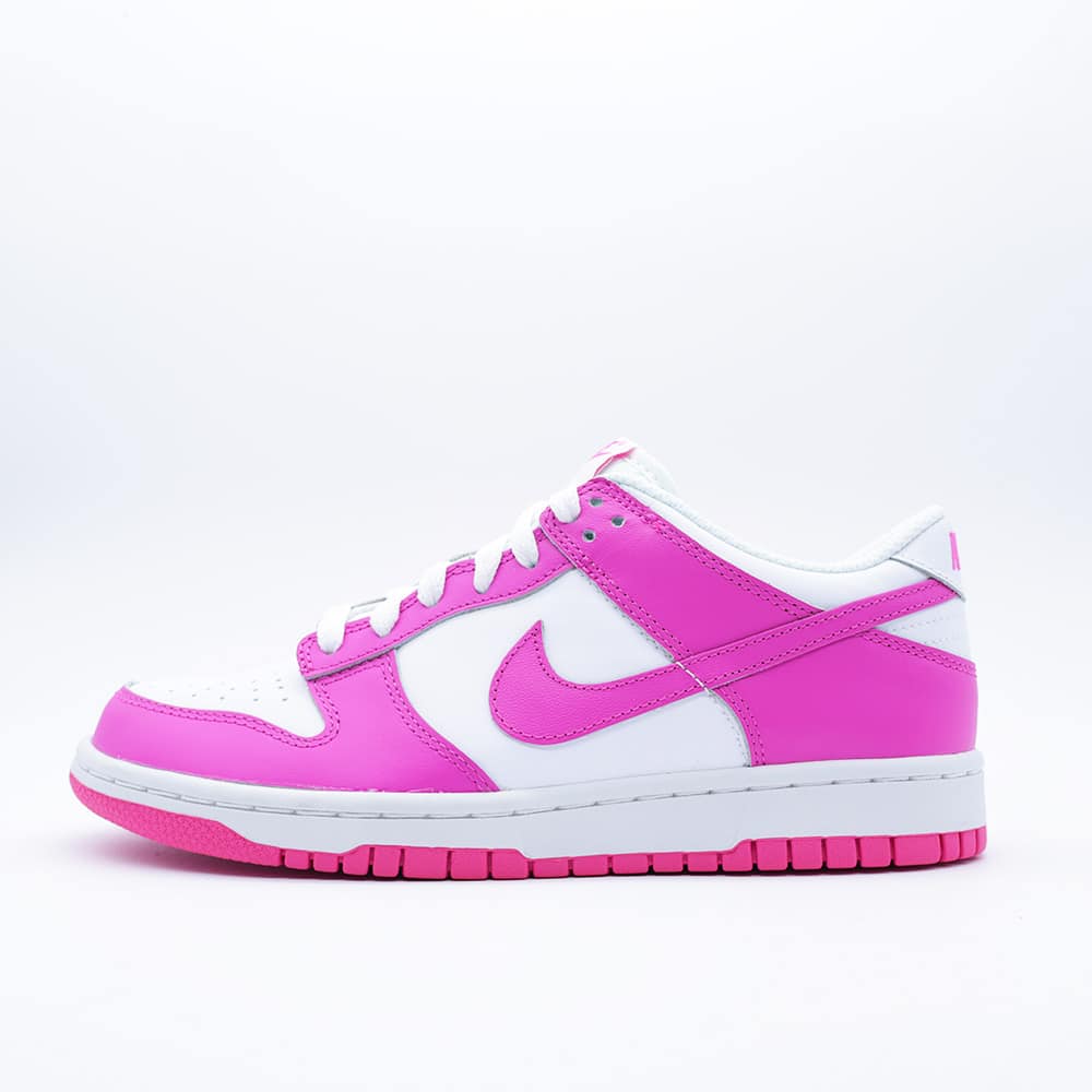 Tenis Nike Dunk Low para mujer, en combinación de blanco y rosa intenso. Diseño fabricado en cuero con suela de goma.