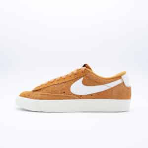 Tenis Nike Blazer Low '77 Vintage para hombre y mujer, color café tipo cuero volteado, corte bajo. Diseño fabricado en gamuza premium con suela de goma blanca.