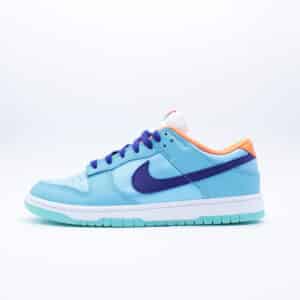 Tenis Nike Dunk Low para hombre, colores azul claro, morado y naranja, corte bajo. Diseño fabricado en cuero con suela de goma en tono menta.