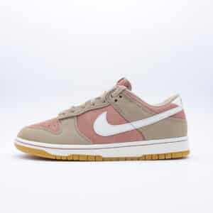 Tenis Nike Dunk Low para mujer, colores rosa y beige, corte bajo. Fabricados en gamuza con suela de goma.