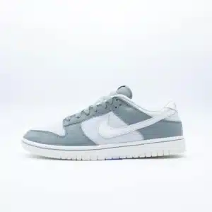 Tenis Nike Dunk Low Mica Green lona gris claro con paneles de piel verde menta en punta y talón, logo de Nike color hueso y mediasuela crema.