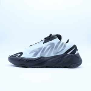 Tenis Adidas Yeezy 700 MNVN Blue Mint unisex. Silueta de running futurista en nylon verde menta con gráficos reflectantes 700 y suela Boost negra.