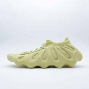 Tenis Adidas Yeezy 450 Sulfur unisex. Silueta futurista con parte superior tejida Primeknit y suela exótica de tipo garra en tono amarillo azufre.