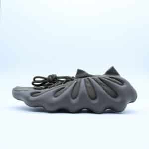 Tenis Adidas Yeezy 450 Cinder unisex. Silueta futurista con parte superior tejida Primeknit gris carbón y suela de resina de tipo garra exótica.