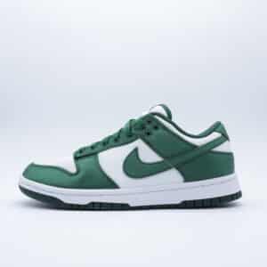 Tenis Nike Dunk Low Satin Green para mujer, color blanco y verde, tenis sneakers. Diseño fabricado con una base de cuero blanco combinada con revestimientos de satén brillante en tono verde intenso.