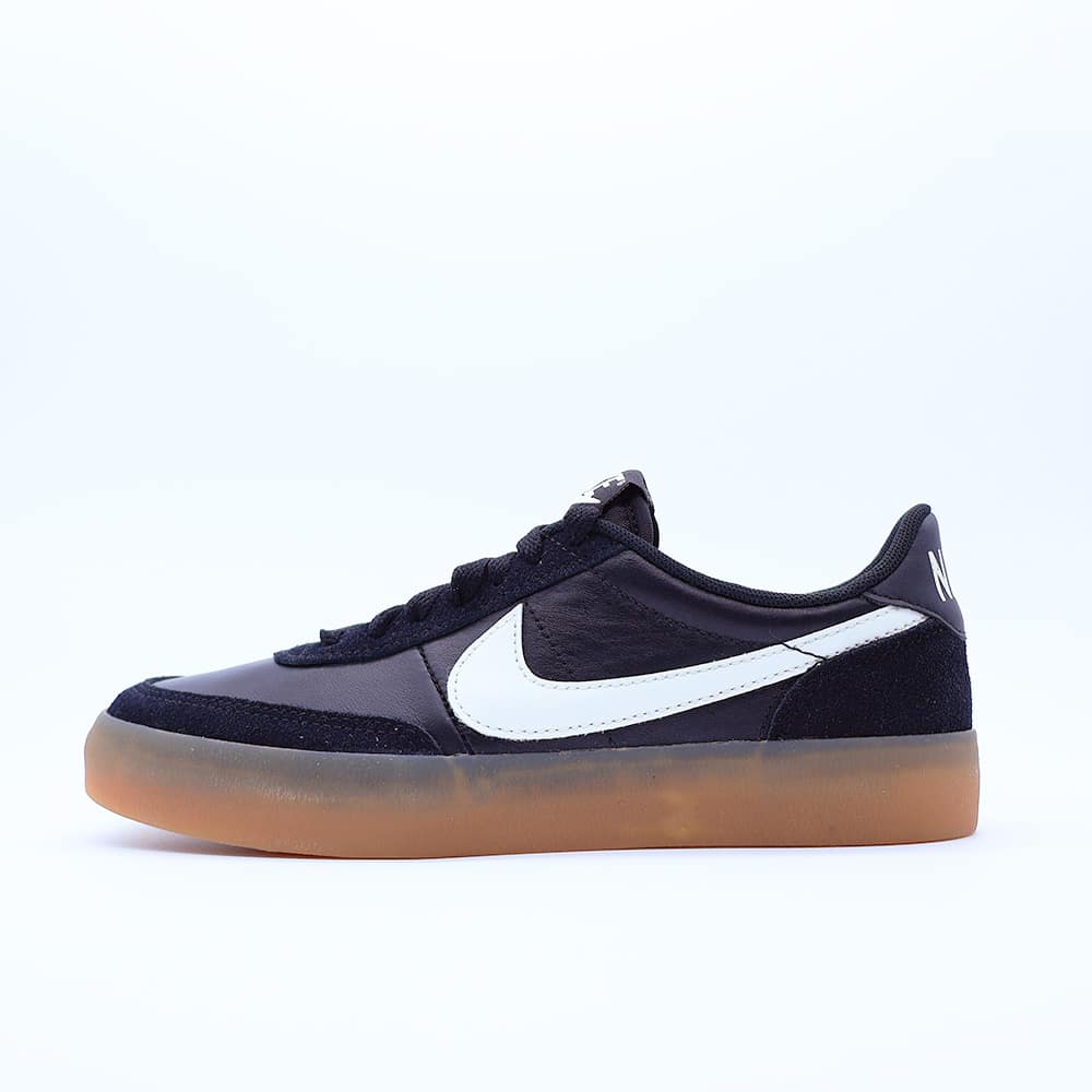 Tenis Nike Killshot 2 en color negro con detalles en blanco. Diseño fabricado en cuero suave y gamuza, con una suela de goma color caramelo.