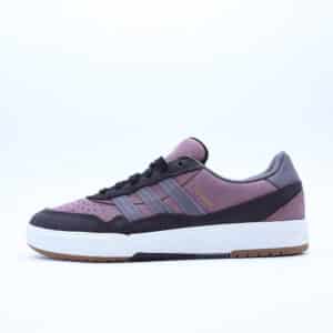 Tenis Adidas Tyshawn II para hombre. Silueta técnica de skate en gamuza color violeta oscuro con detalles negros, mediasuela blanca y suela de liga.