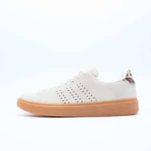 Tenis Adidas Advantage 2.0 para mujer. Silueta clásica en gamuza color crema con las tres franjas perforadas, talón de leopardo y suela de liga.