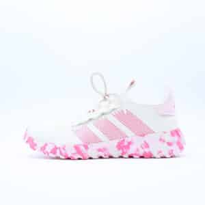 Tenis Adidas Kaptir Flow K para niños. Silueta deportiva de running en tejido blanco con las tres franjas rosas y llamativa suela con patrón de camuflaje.