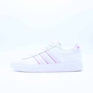 Tenis Adidas Grand Court 2.0 para mujer. Silueta clásica de perfil bajo en piel blanca con las tres franjas y detalles en color violeta pastel.
