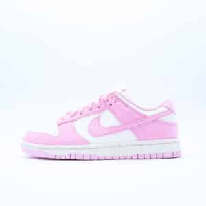 Tenis Nike Dunk Low para mujer, en colores blanco y rosa suave. Diseño fabricado en cuero y gamuza con suela de goma.