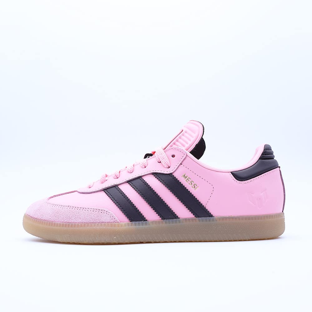 Tenis Adidas Samba Messi "Pink" para hombre. Silueta clásica de perfil bajo en piel rosa con las tres franjas negras, detalles dorados y suela de liga.