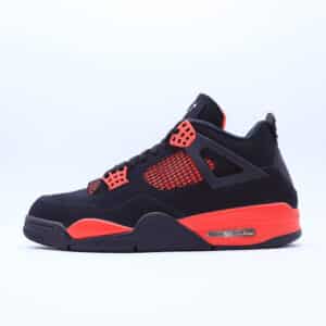 Tenis Air Jordan 4 Retro Red Thunder para hombre. Silueta clásica de básquetbol en nobuk negro con detalles vibrantes en rojo carmesí.