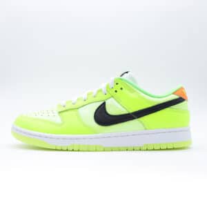 Tenis de hombre Nike Dunk Low en color verde voltio brillante. Diseño llamativo con detalles en negro, suela a juego y estilo urbano.