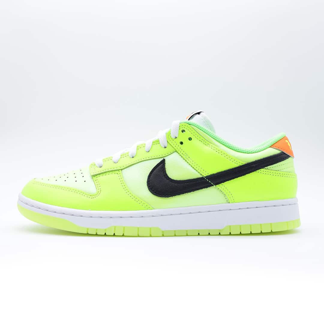 Tenis de hombre Nike Dunk Low en color verde voltio brillante. Diseño llamativo con detalles en negro, suela a juego y estilo urbano.
