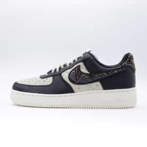 Tenis de mujer Nike Air Force 1 Low en colaboración con Premium Goods. Diseño sofisticado con incrustaciones de cuentas, piel y detalles bordados.