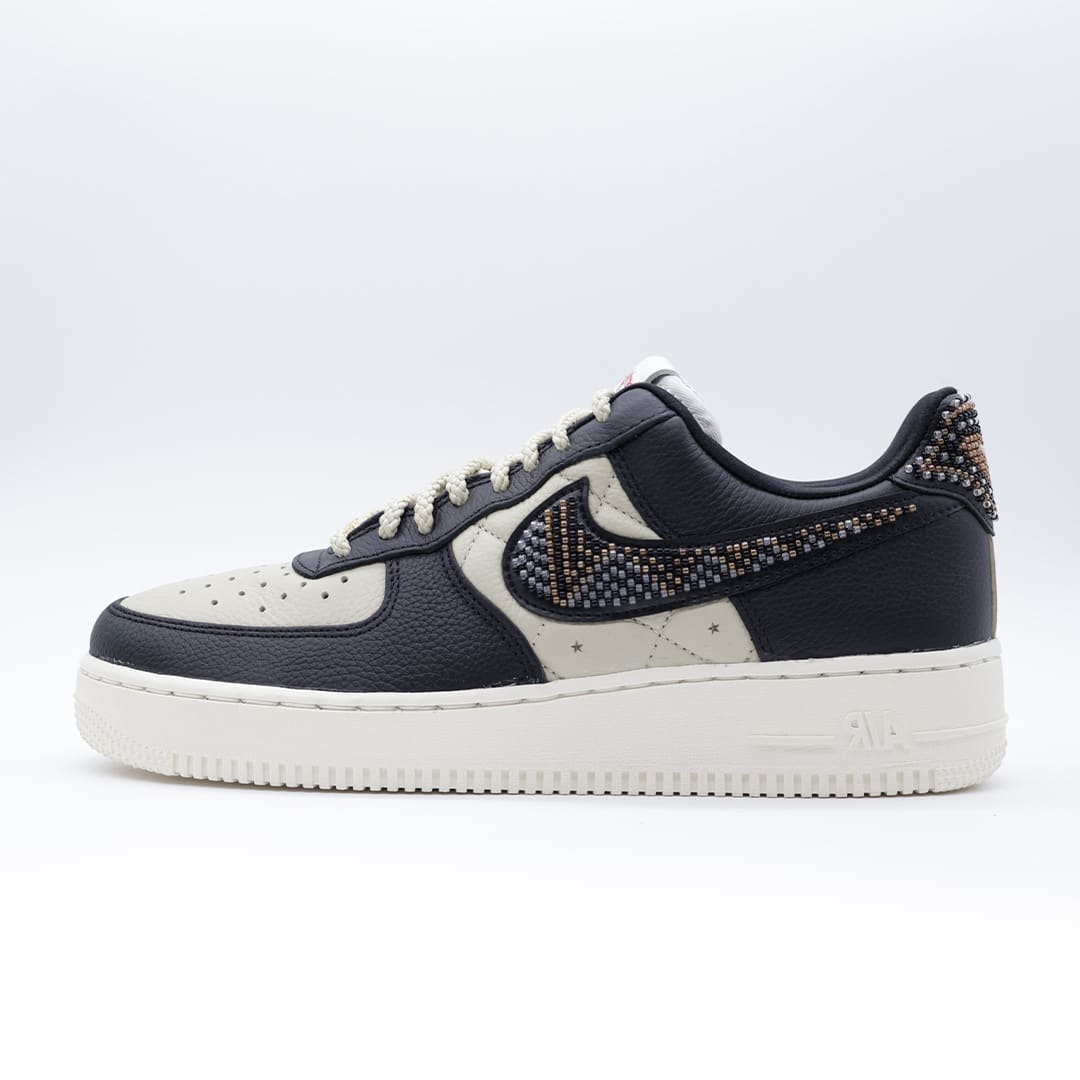 Tenis de mujer Nike Air Force 1 Low en colaboración con Premium Goods. Diseño sofisticado con incrustaciones de cuentas, piel y detalles bordados.