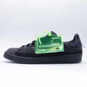Tenis Adidas Campus 80s "Youth of Paris" para hombre. Silueta clásica de perfil bajo en mezclilla negra desgastada con costuras expuestas de color morado.