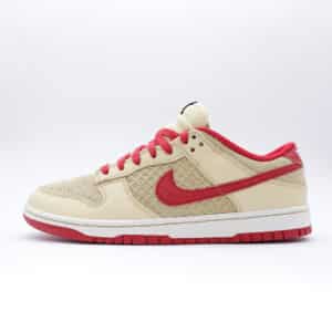 Tenis de mujer Nike Dunk Low temática "Strawberry Waffle". Tenis en tonos crema y rojo con texturas tipo waffle en los paneles.