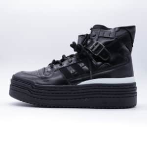 Tenis Adidas Triple Platforum para mujer. Silueta alta confeccionada en piel negra con una suela de triple plataforma escalonada y hebilla metálica.