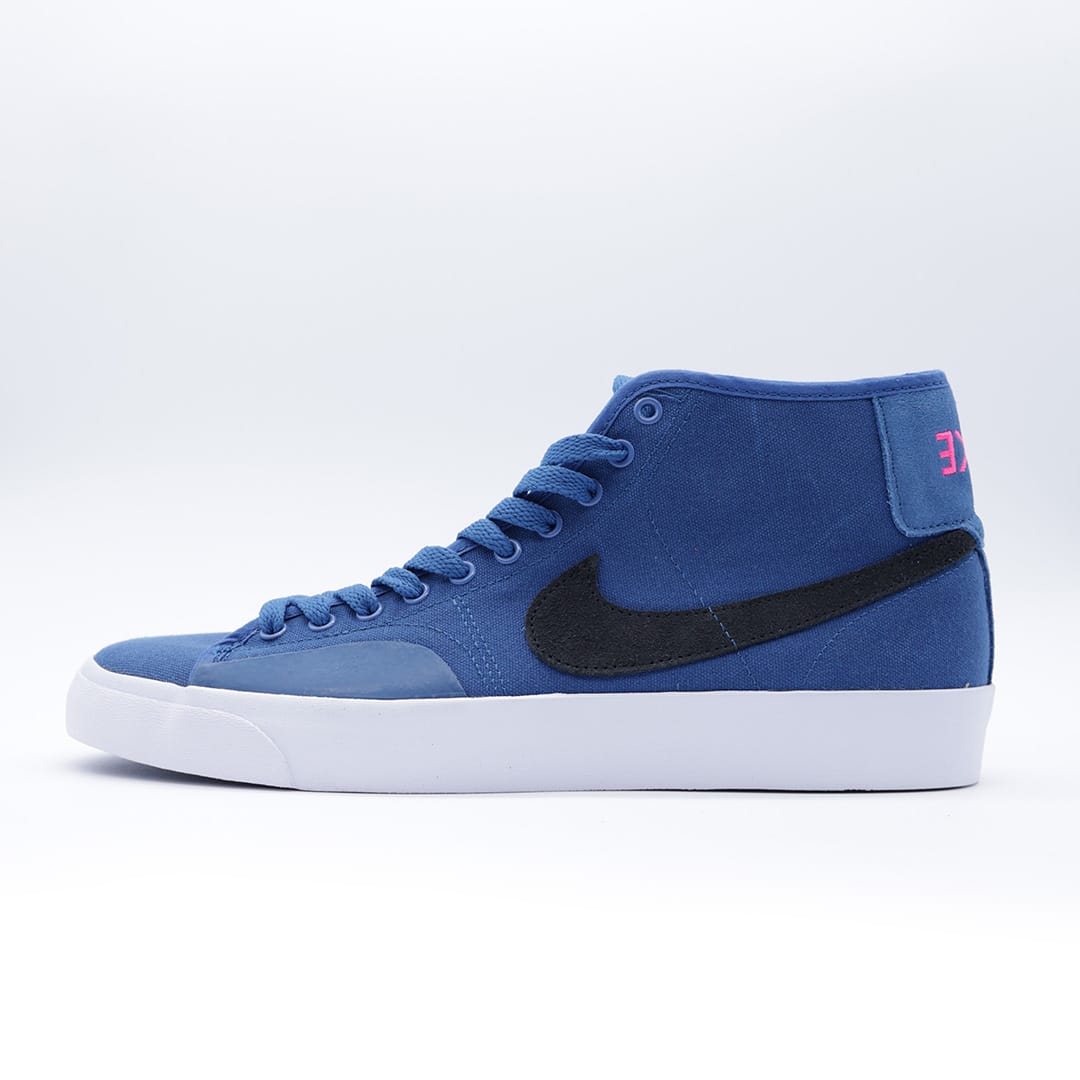 Tenis unisex Nike SB Blazer Court en azul marino. Tenis minimalistas para skate con suela de goma reforzada y exterior de lona.