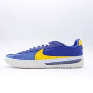 Tenis unisex Nike SB BRSB en color azul real (Game Royal) y amarillo. Tenis inspirados en el modelo clásico Cortez, con suela moderna y tecnología Nike React para skate.