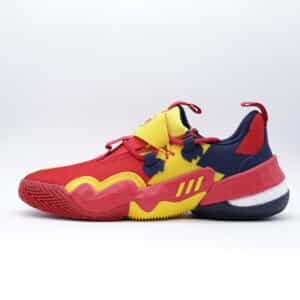 Tenis Adidas Trae Young 1 "McDonald's" para hombre. Calzado de baloncesto de perfil bajo en rojo, amarillo y azul marino con amortiguación Boost visible.