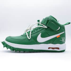 Tenis Nike Air Force 1 Mid en colaboración con Off-White en color verde pino. Tenis con suela de clavos, sistema de cordones adicional y detalles característicos de Virgil Abloh.