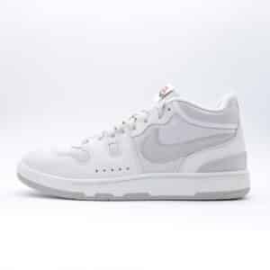 Tenis unisex Nike Mac Attack en colaboración con Social Status en color plata. Tenis de diseño retro con revestimientos de ante, suela de goma y detalles de estilo vintage.