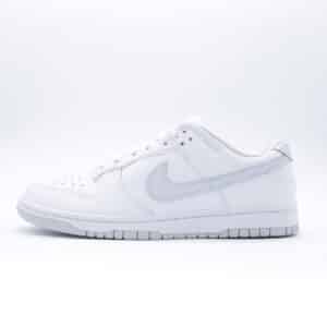 Tenis Nike Dunk Low unisex en color blanco y gris platino. Tenis de piel con diseño monocromático, suela de goma y estilo clásico.