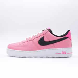 Tenis Nike Air Force 1 de mujer en rosa y negro. Tenis de piel granulada, suela blanca y detalles contrastantes en el talón.