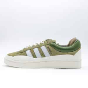 Tenis Adidas Campus x Bad Bunny "Wild Moss" para hombre y mujer. Silueta de perfil bajo en gamuza verde oliva con doble lengüeta y suela gruesa color crema.