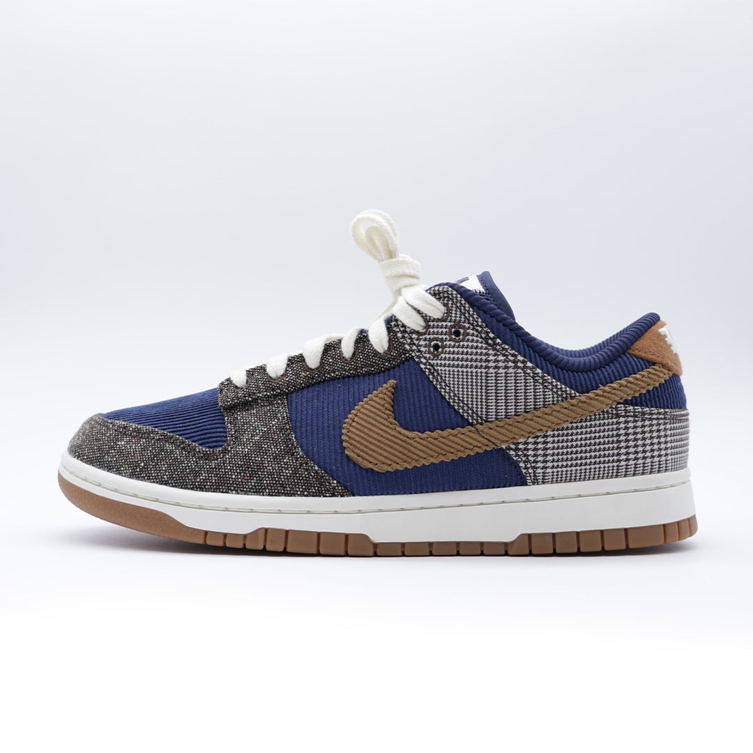 Tenis unisex Nike Dunk Low "Tweed". Diseño otoñal de corte bajo con mezcla de texturas en lana, pana y patrón houndstooth, rematado con suela de goma color miel.