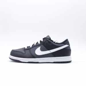 Tenis Nike Dunk Low para hombre y mujer, color negro y blanco, de corte bajo. Diseño clásico y versátil.