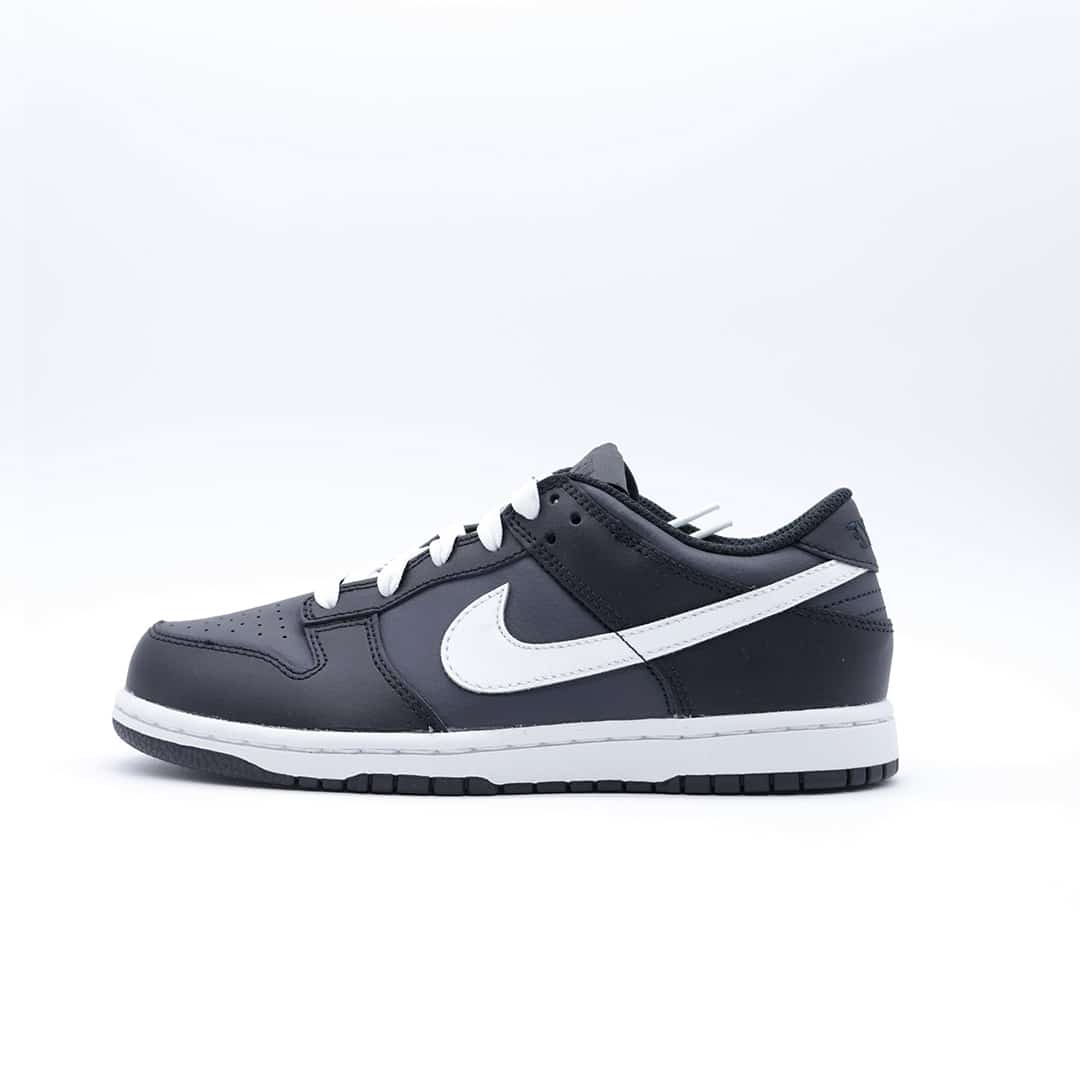 Tenis Nike Dunk Low para hombre y mujer, color negro y blanco, de corte bajo. Diseño clásico y versátil.
