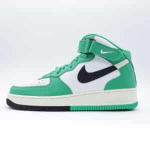 Tenis unisex Nike Air Force 1 Mid edición "Split". Diseño de bloques de color en verde, blanco y negro con acabado retro.