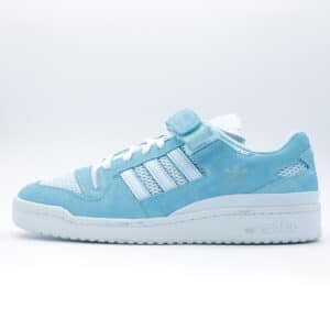 Tenis Adidas Forum 84 Low 8K para mujer. Silueta clásica de perfil bajo en gamuza azul claro con paneles de malla blanca transpirable y correa de velcro.