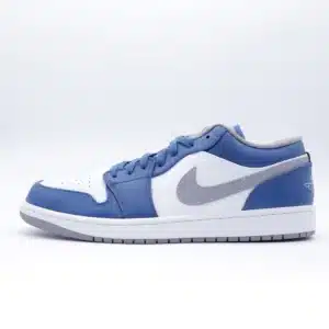 Air Jordan 1 Low True Blue piel blanca con paneles azul intenso, detalles grises y suela blanca.