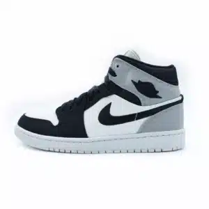 Tenis Air Jordan 1 Mid Light Steel Grey lona blanca con paneles negros en la punta y grises en el talón, logo de Nike negro y mediasuela moteada.