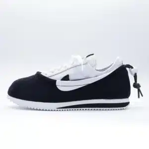 Tenis Nike Cortez CLOT CLOTEZ Yin Yang funda negra que se coloca sobre un Cortez blanco con logo de Nike negro, cordón con símbolo yin yang.